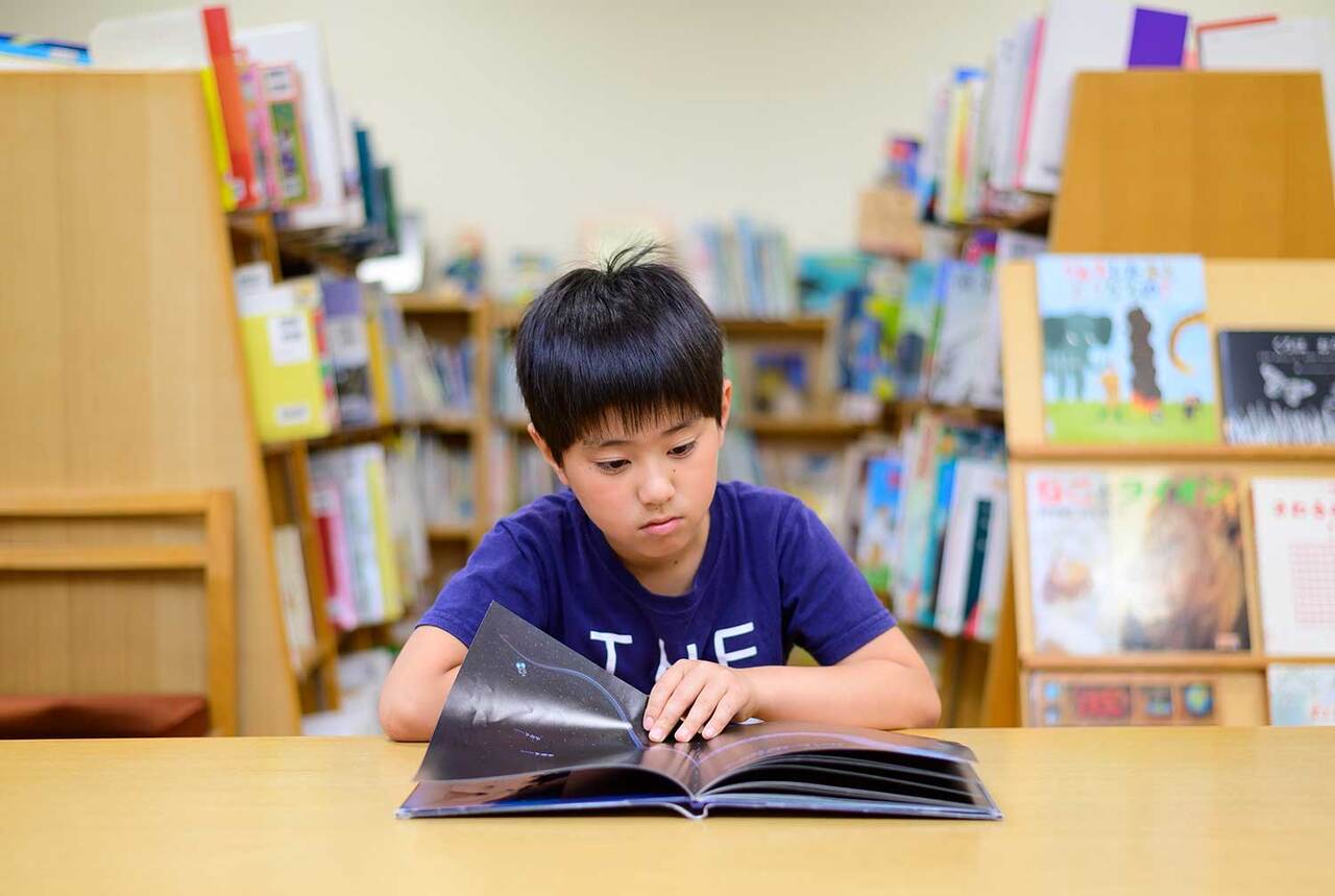 写真:絵本を読んでいる男の子