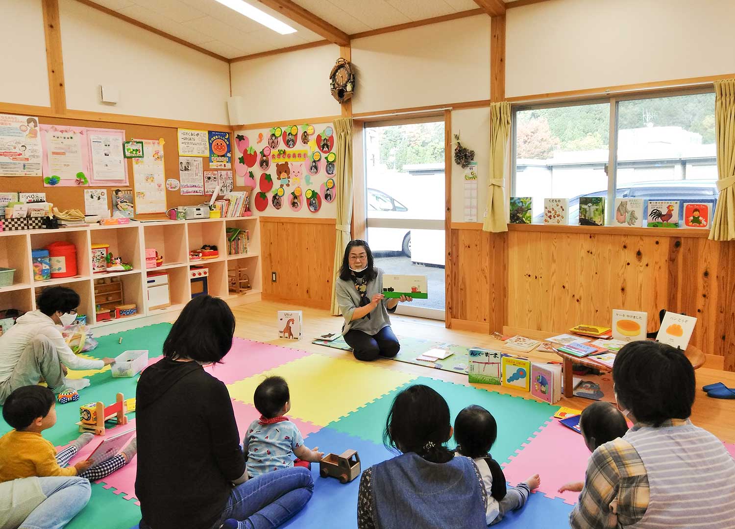 写真：親子のみなさんに絵本の読み聞かせをしています