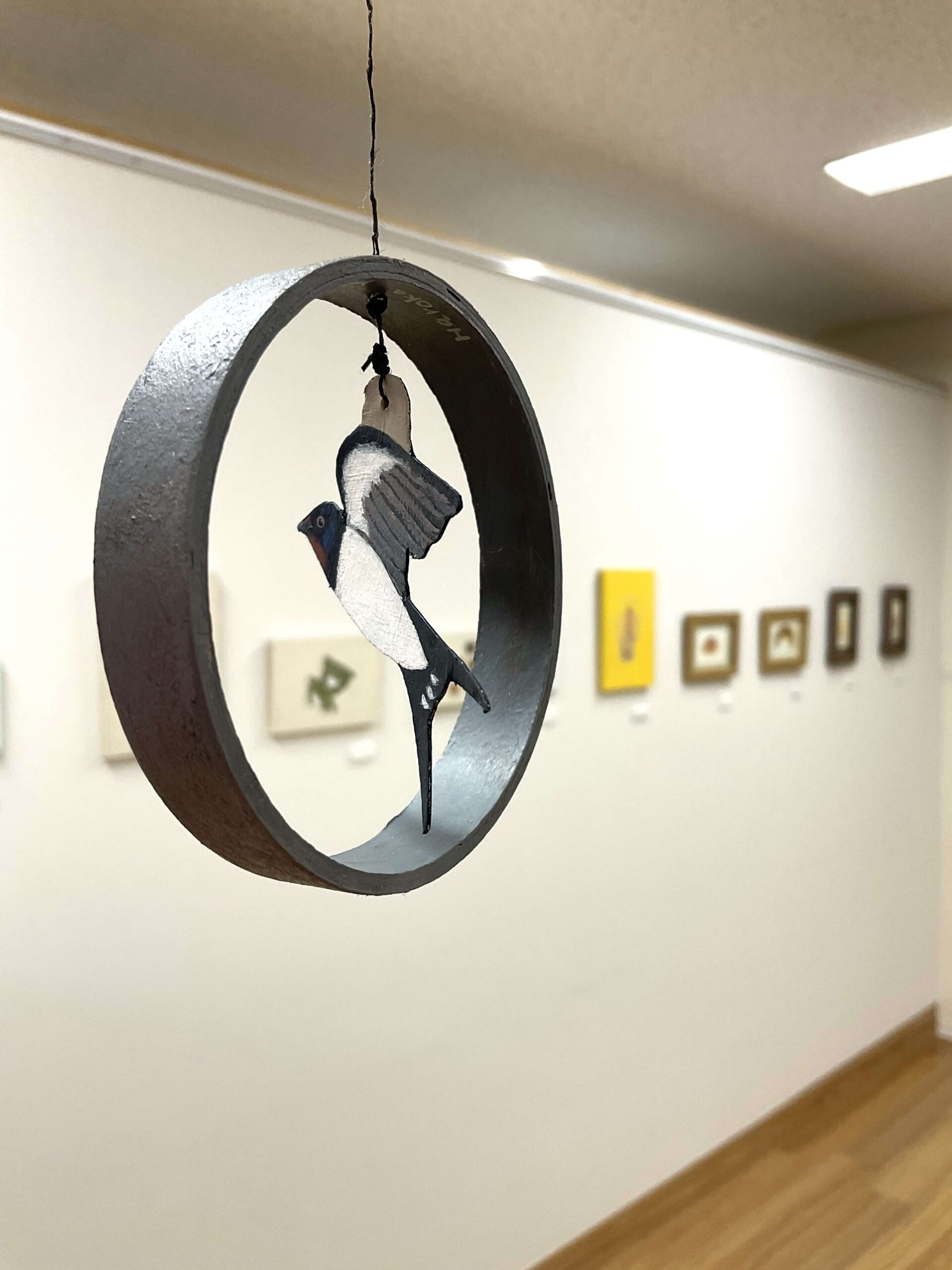 ヤマガタハロカ個展会場の様子と作品トリのモビール