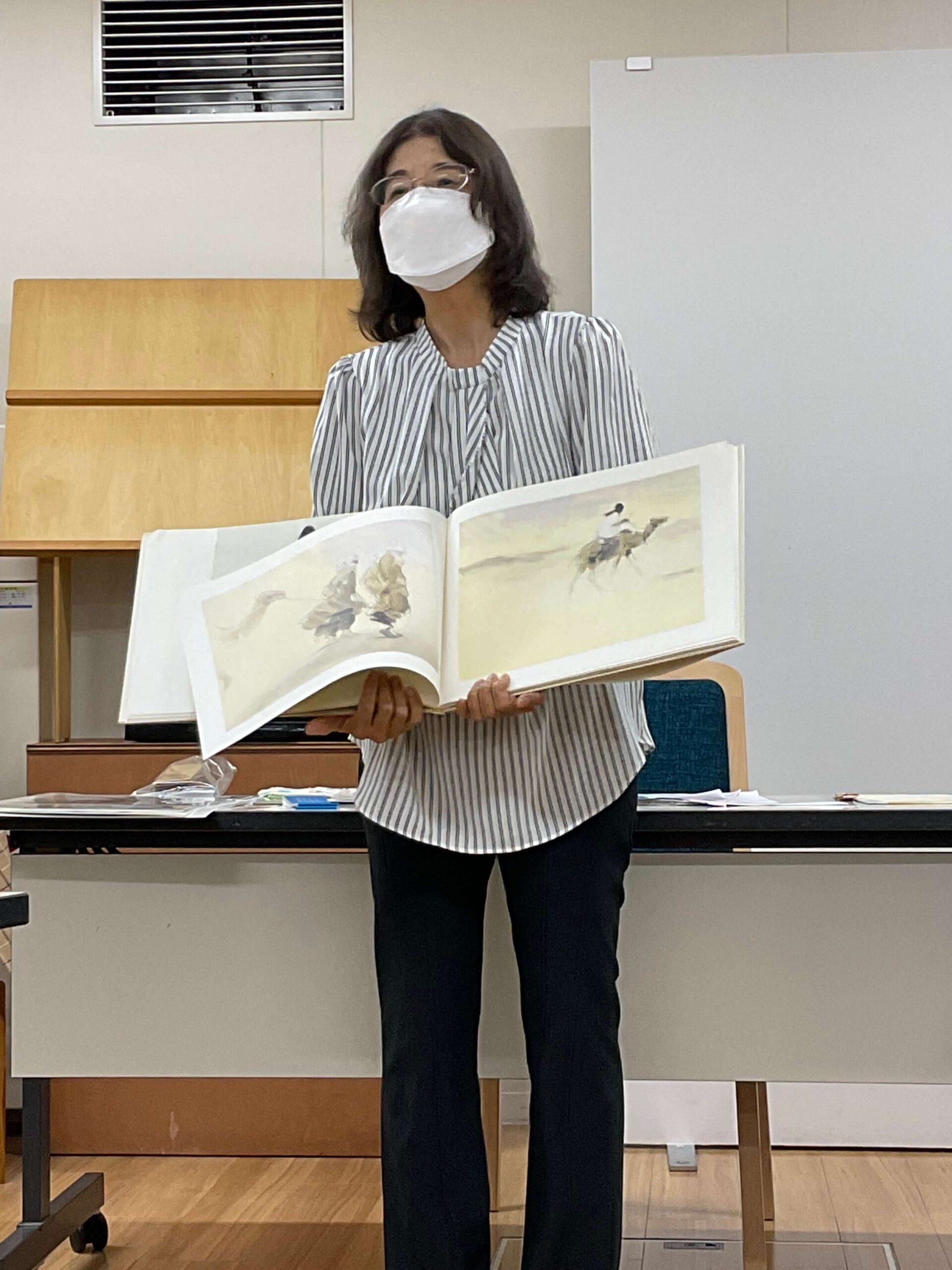絵本を紹介する安田幸子さん