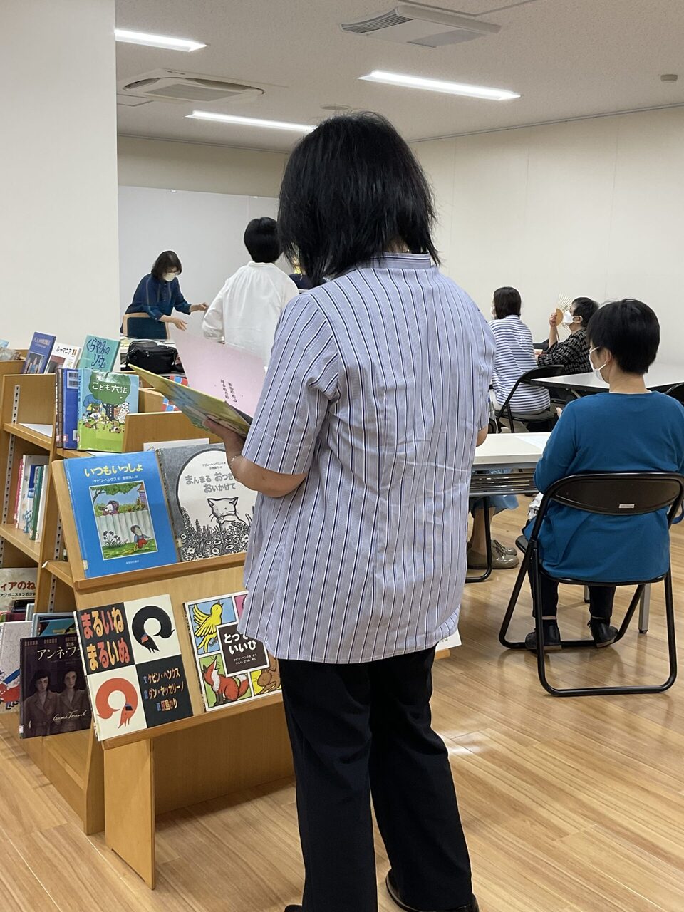 絵本の時間を待つ受講者