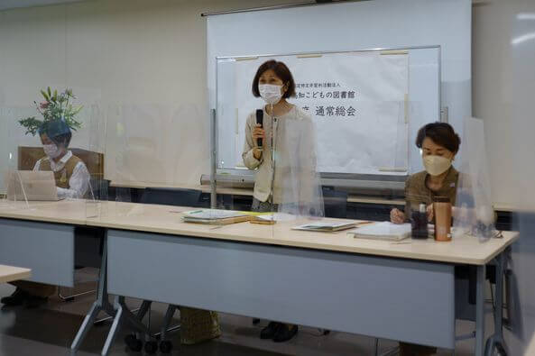 写真：理事長が立って話をしています。