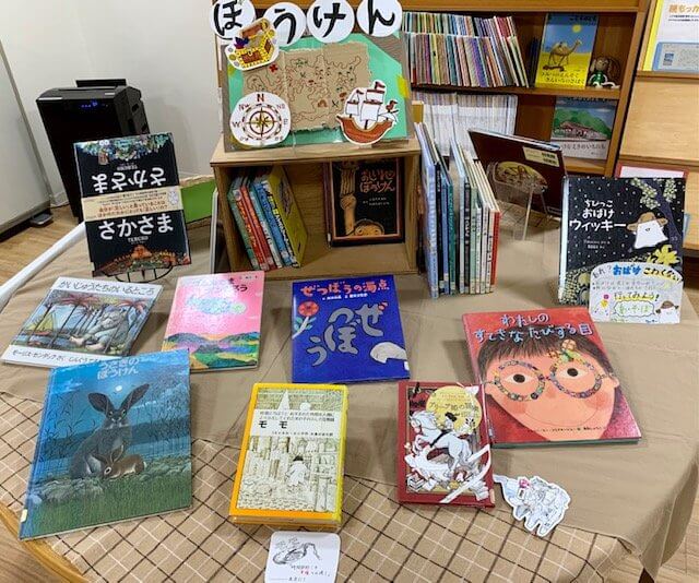写真：本と手作りポップが館内展示されています。