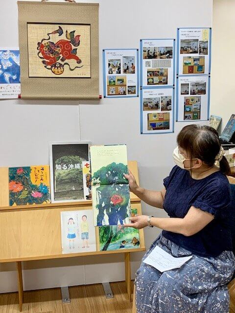 写真：ボランティアさんが本を手に話をしています。