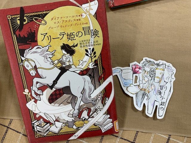 写真：本とポップが館内展示されています。