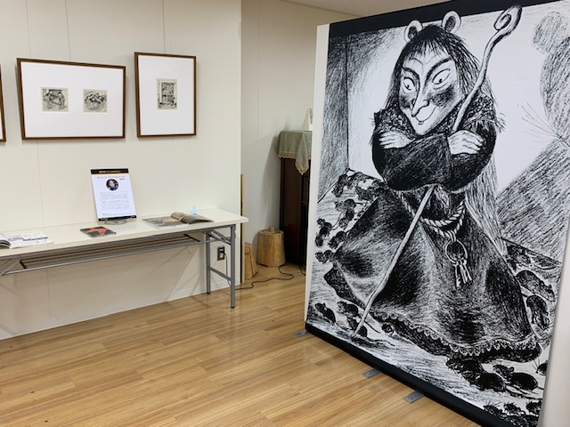 写真：ねずみばあさんの大型の複製画が展示されています。