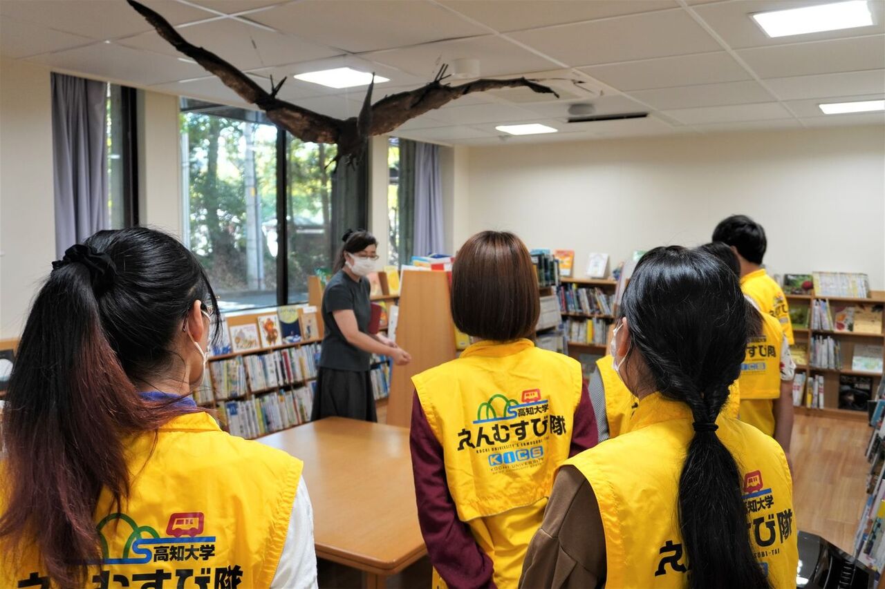 写真：高知大学えんむすび隊の学生さんが職員の話を聞いています。