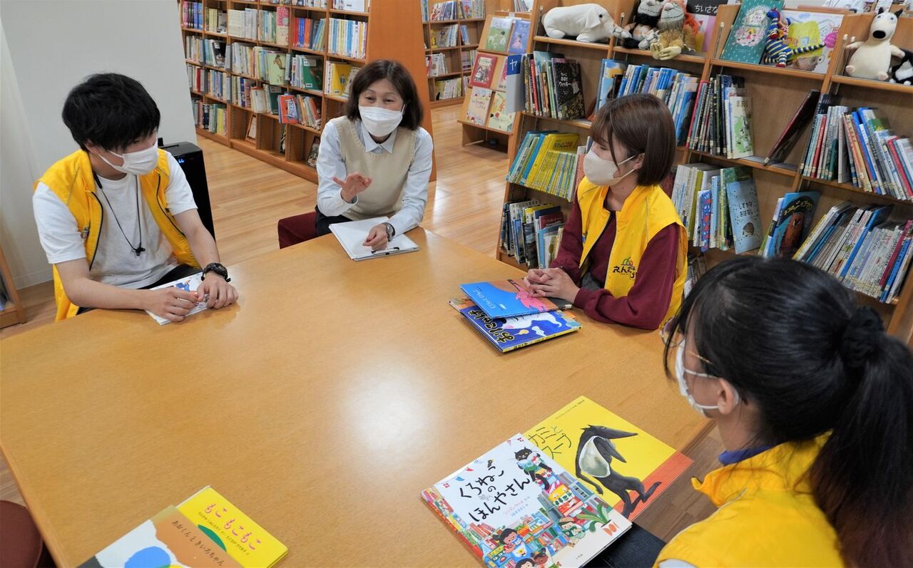 写真：高知大学えんむすび隊の学生さんが職員の話を聞いています。