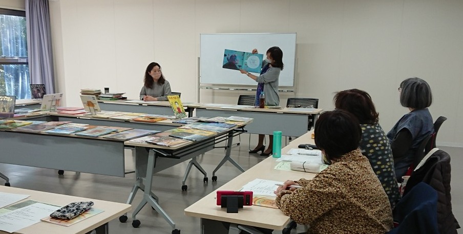写真：講師の花房が読み聞かせをしています。