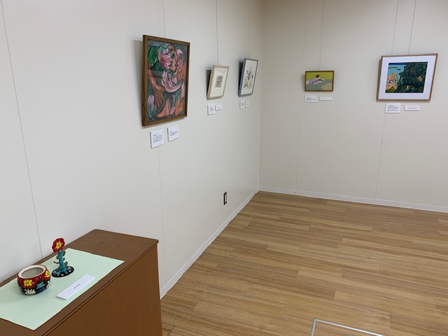 写真：あとりえほんにカレンダーの原画が展示されています。