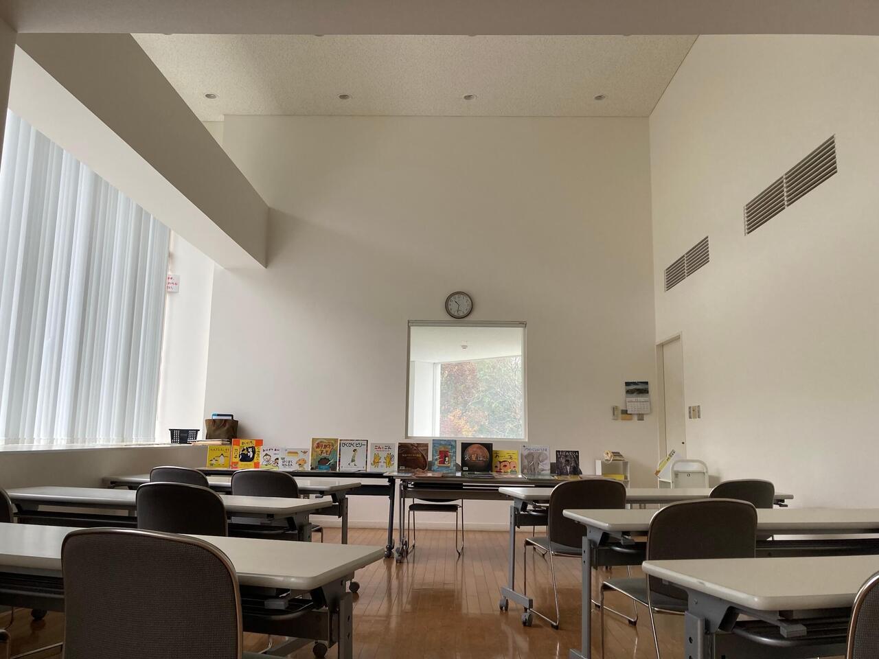 写真：ボランティア養成講座会場の大方あかつき館です。会場正面に絵本をたくさん並べています。