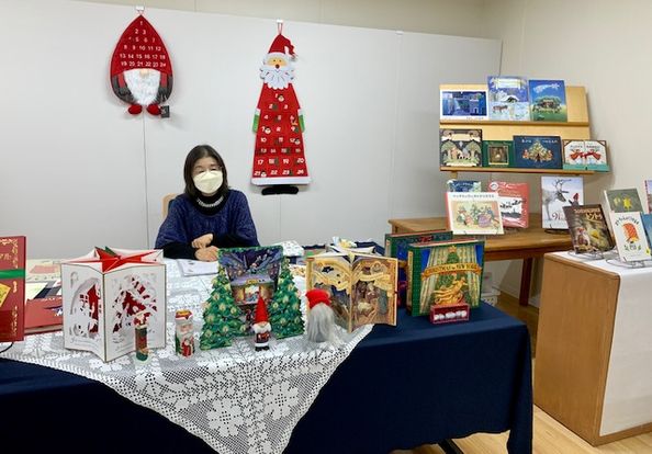 写真：安田幸子さんとクリスマスの絵本です。