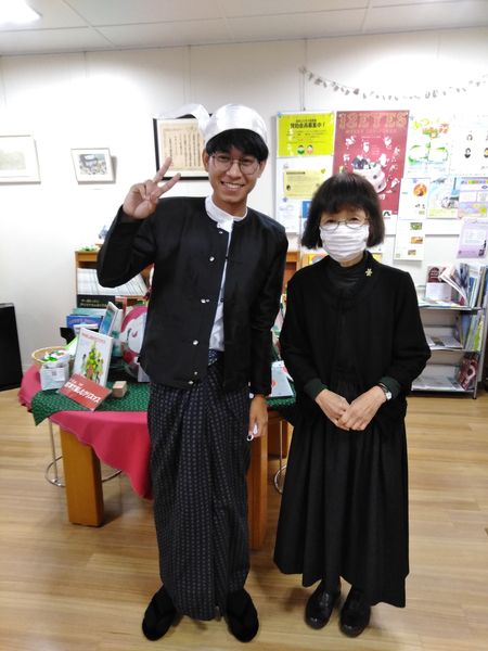 写真：民族衣装を着た留学生と大原理事です。