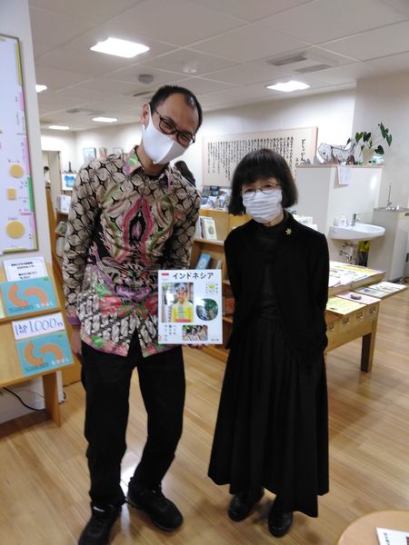写真：民族衣装を着た留学生と大原理事です。