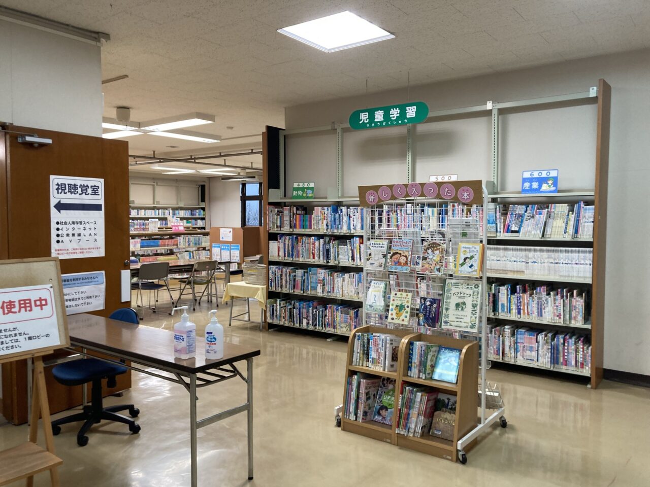 写真：土佐清水市民図書館の館内、2階の部屋です。