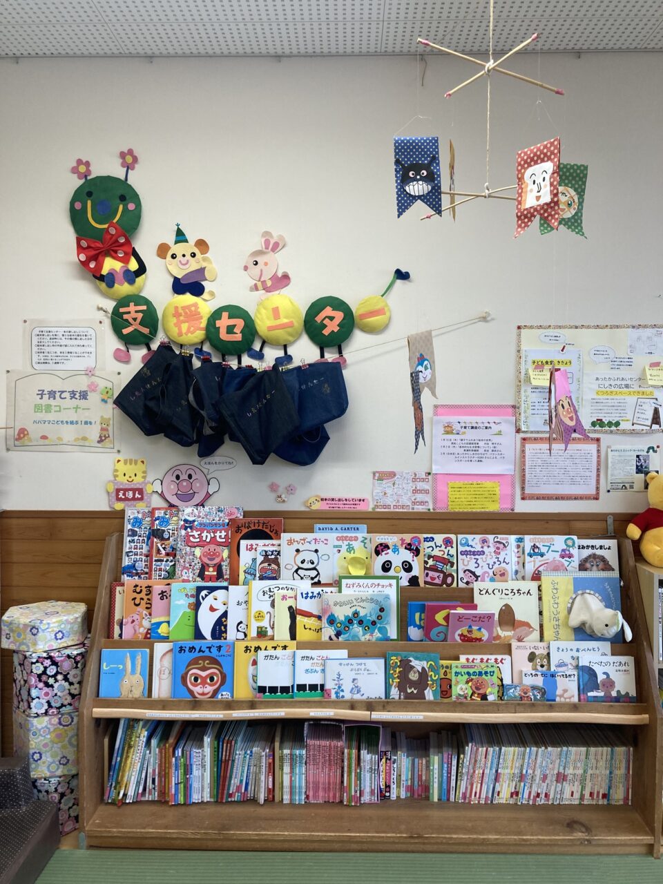 写真：子育て支援センターの絵本コーナーです。