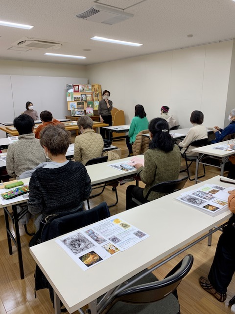 写真：絵本の時間の受講者が椅子に座っています。
