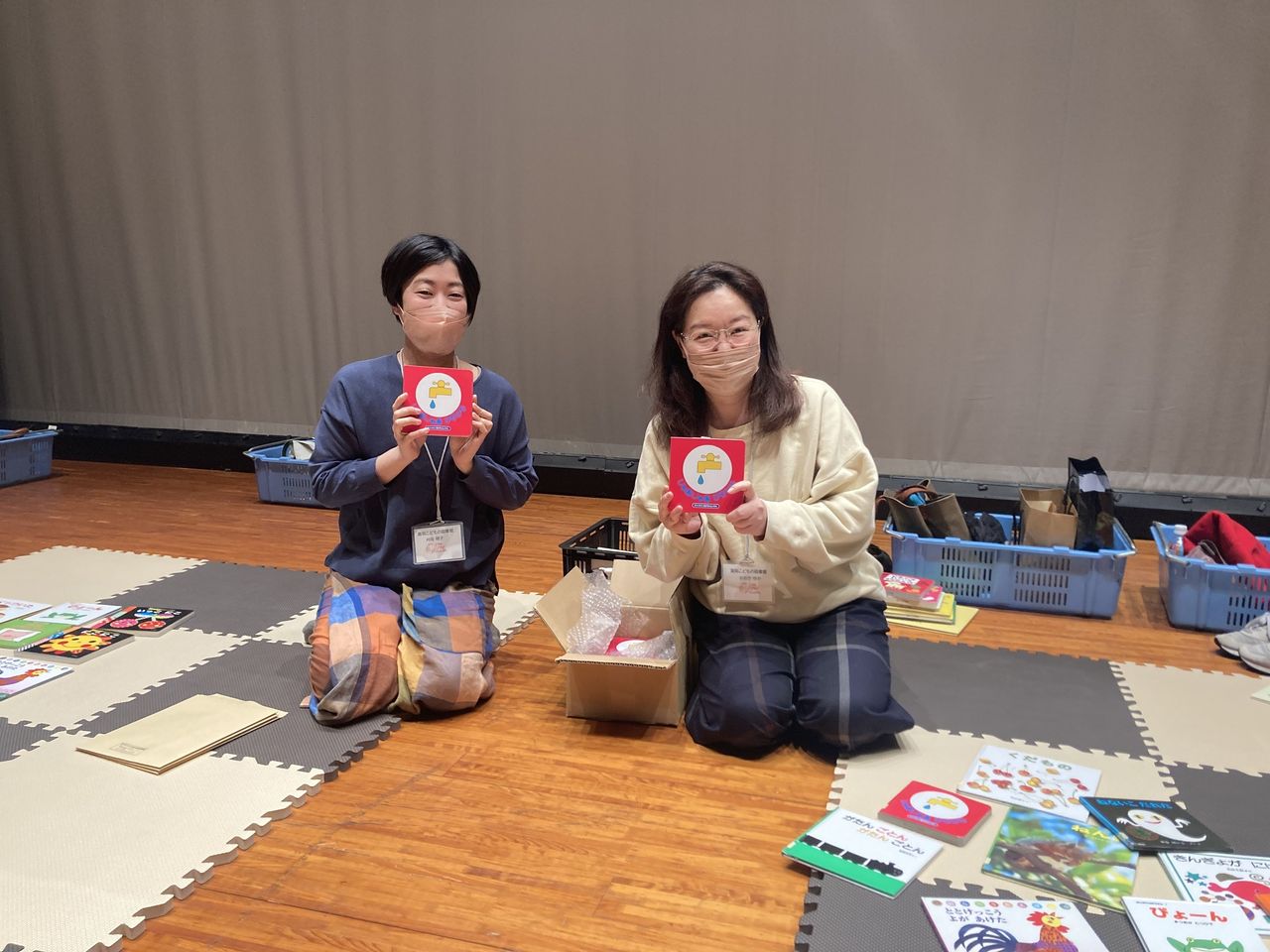 写真：スタッフ大木と理事刈谷が『じゃあじゃあびりびり』を持っています。
