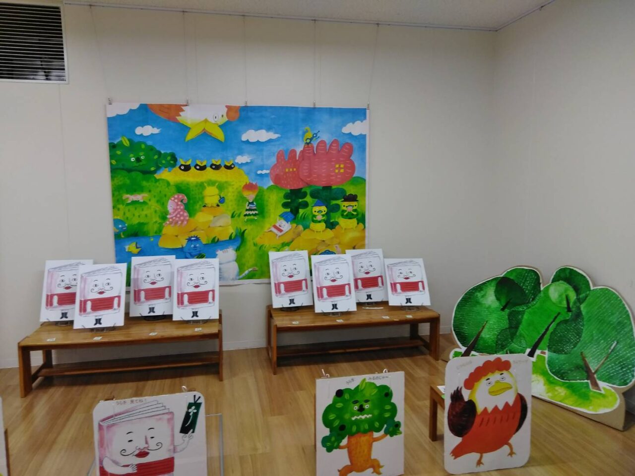 写真：へなちょこの森展の会場です。へなちょこキャラクターがならんでいます。