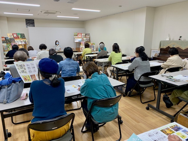 写真：絵本の時間の様子です。受講者の皆さんが座っています。