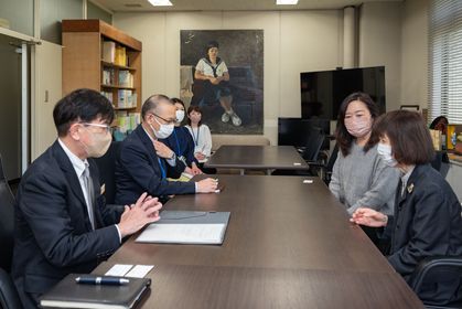 写真：受賞について長岡教育長へ報告しています。