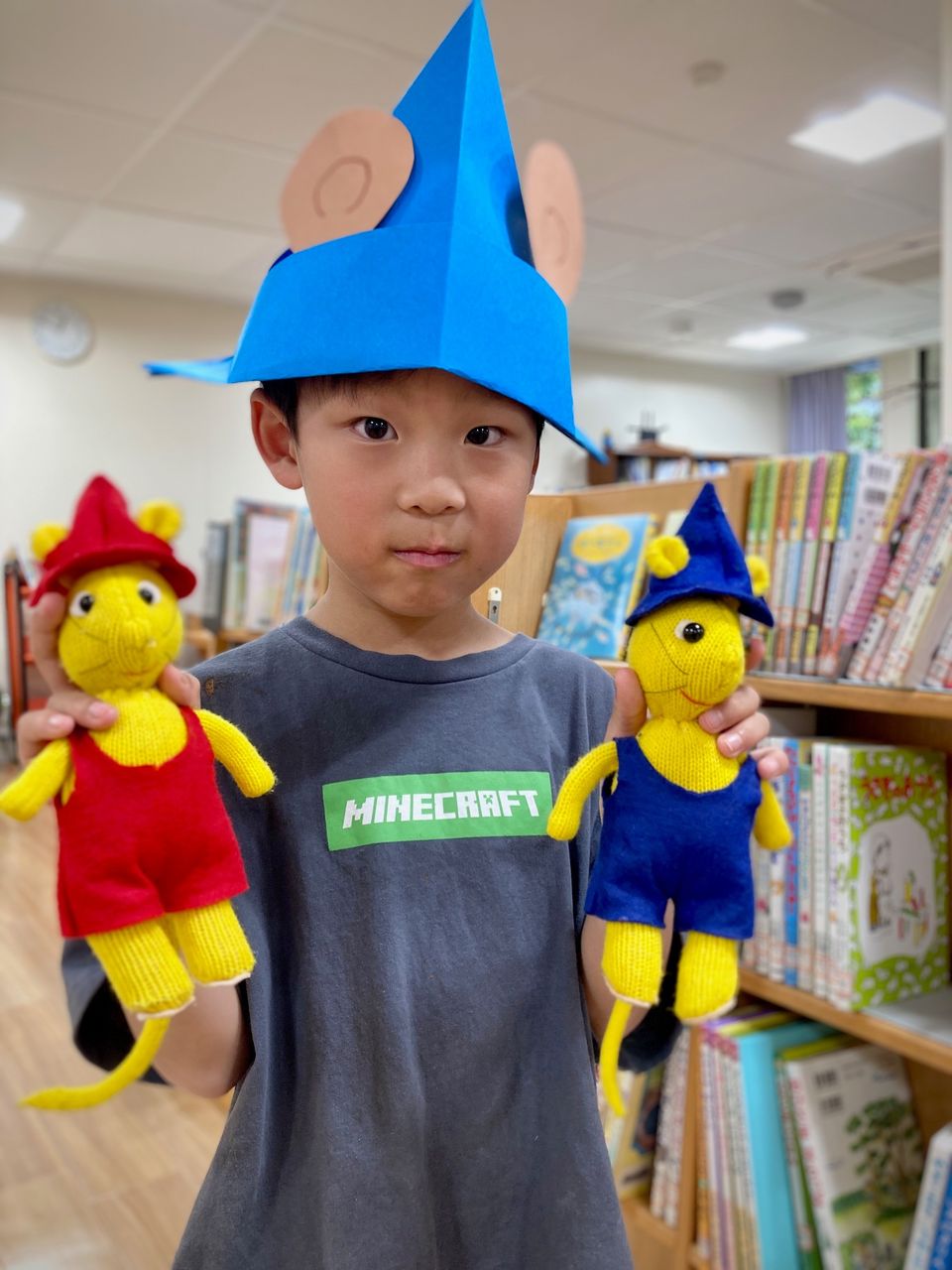写真：ぐりの帽子をかぶった男の子です。ぐりとぐらの人形を持っています。
