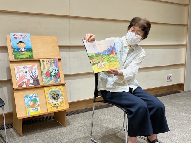 写真：ボランティアが絵本の読み聞かせをしています。
