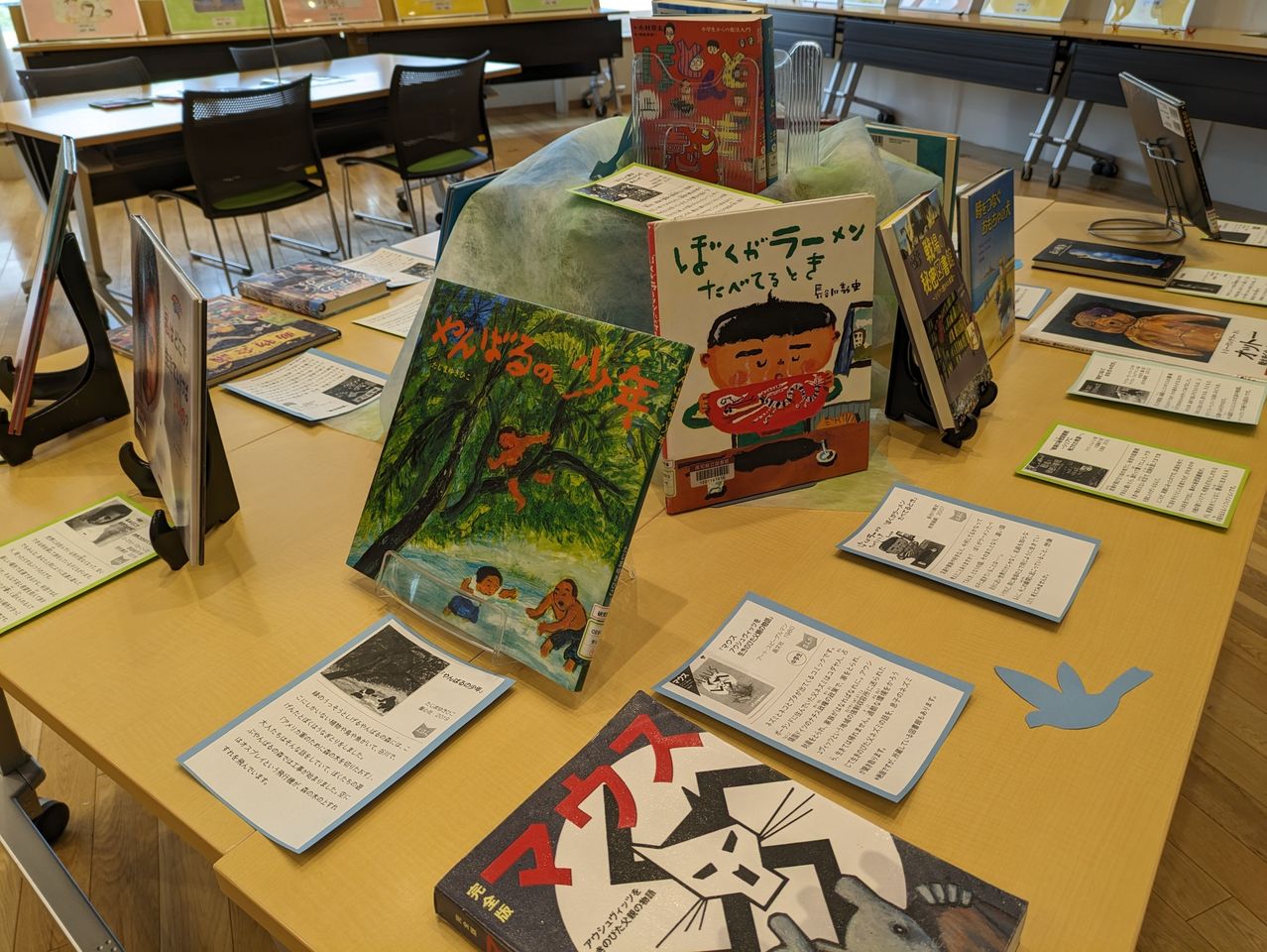 写真：平和に関する企画展の展示本です。