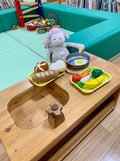 写真：ぬいぐるみがお料理をしています。