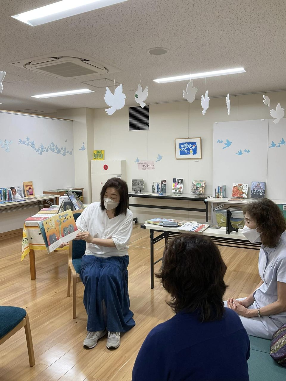 写真：スタッフ大木が読み聞かせをしています。