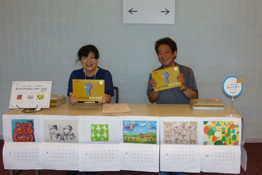 写真：理事の岸野と門田がイベント販売しています。