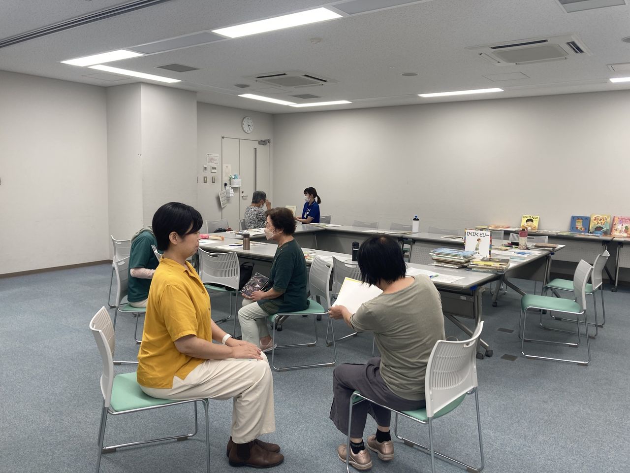 写真：ボランティア同士で読み聞かせをしています。