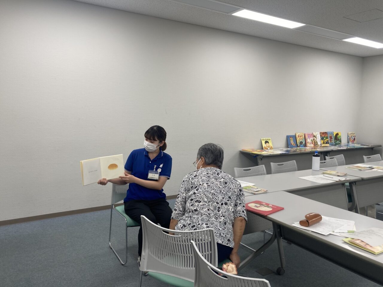 写真：ボランティア同士で読み聞かせをしています。