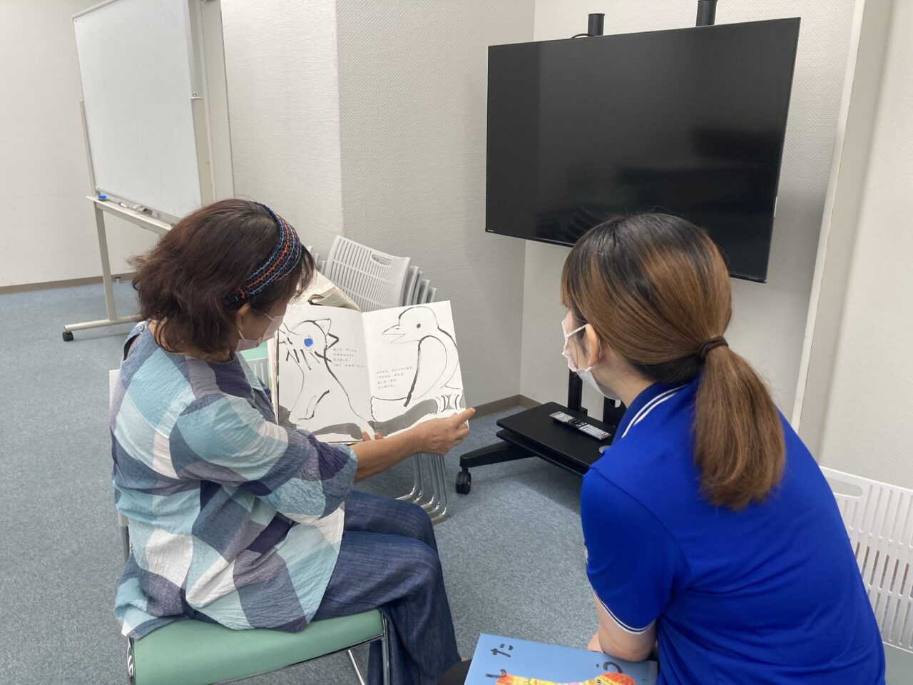 写真：ボランティア同士でブックトークに挑戦しています。