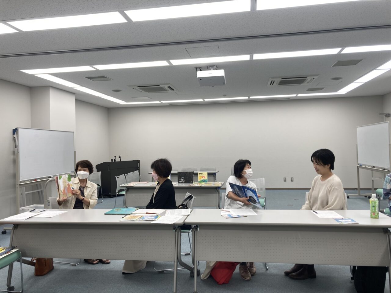 写真：ボランティア同士でブックトークに挑戦しています。