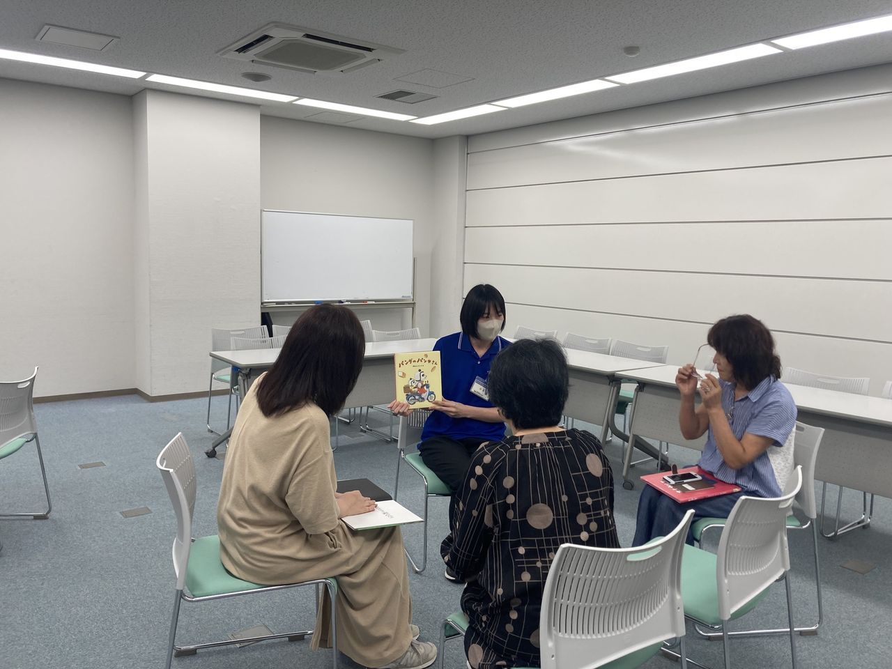 写真：ボランティア同士で読み聞かせをしています。
