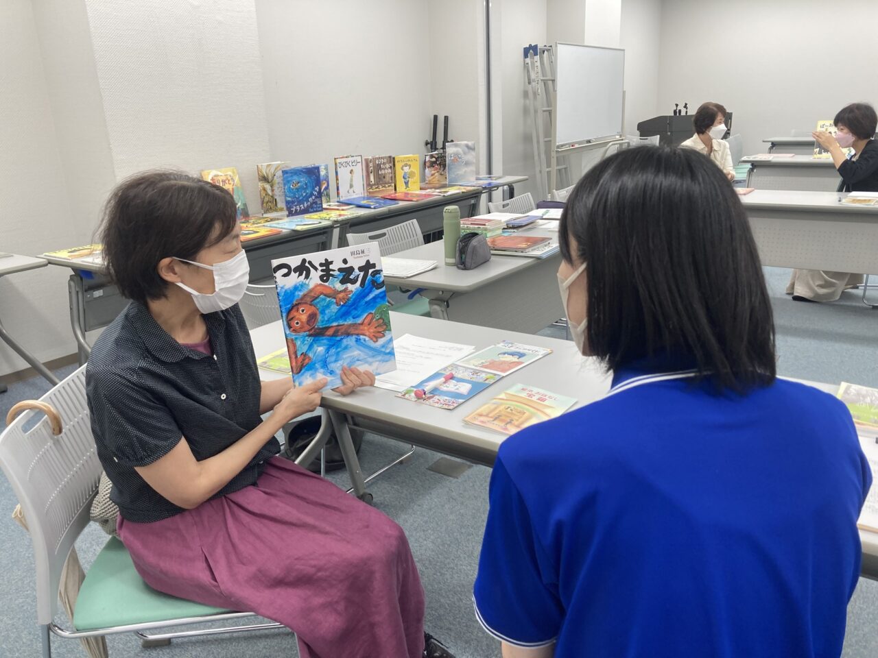 写真：ボランティア同士でブックトークに挑戦しています。