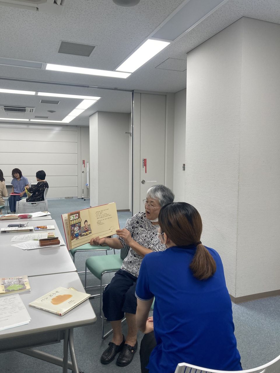 写真：ボランティア同士で読み聞かせをしています。