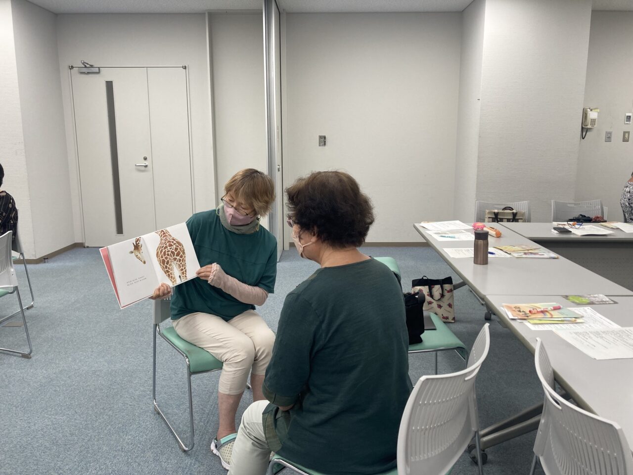写真：ボランティア同士で読み聞かせをしています。