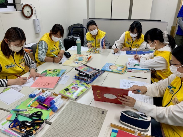 写真：『えんむすび隊』の学生がポップを作っています。