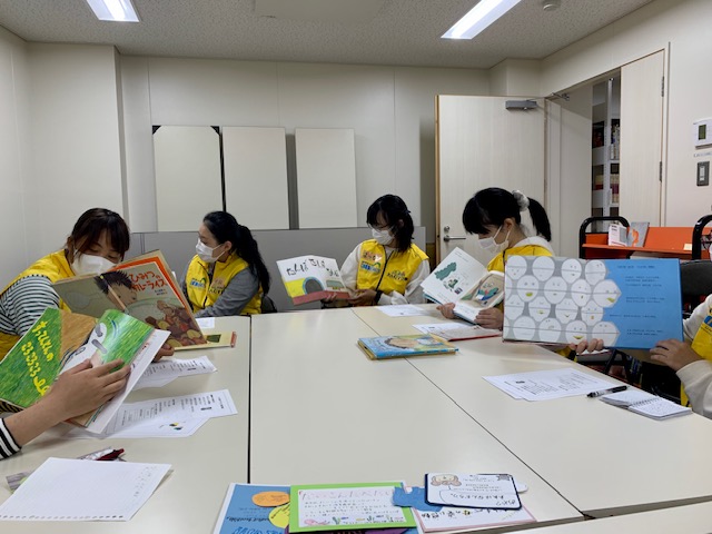 写真：『えんむすび隊』が絵本の読み聞かせの練習をしています。