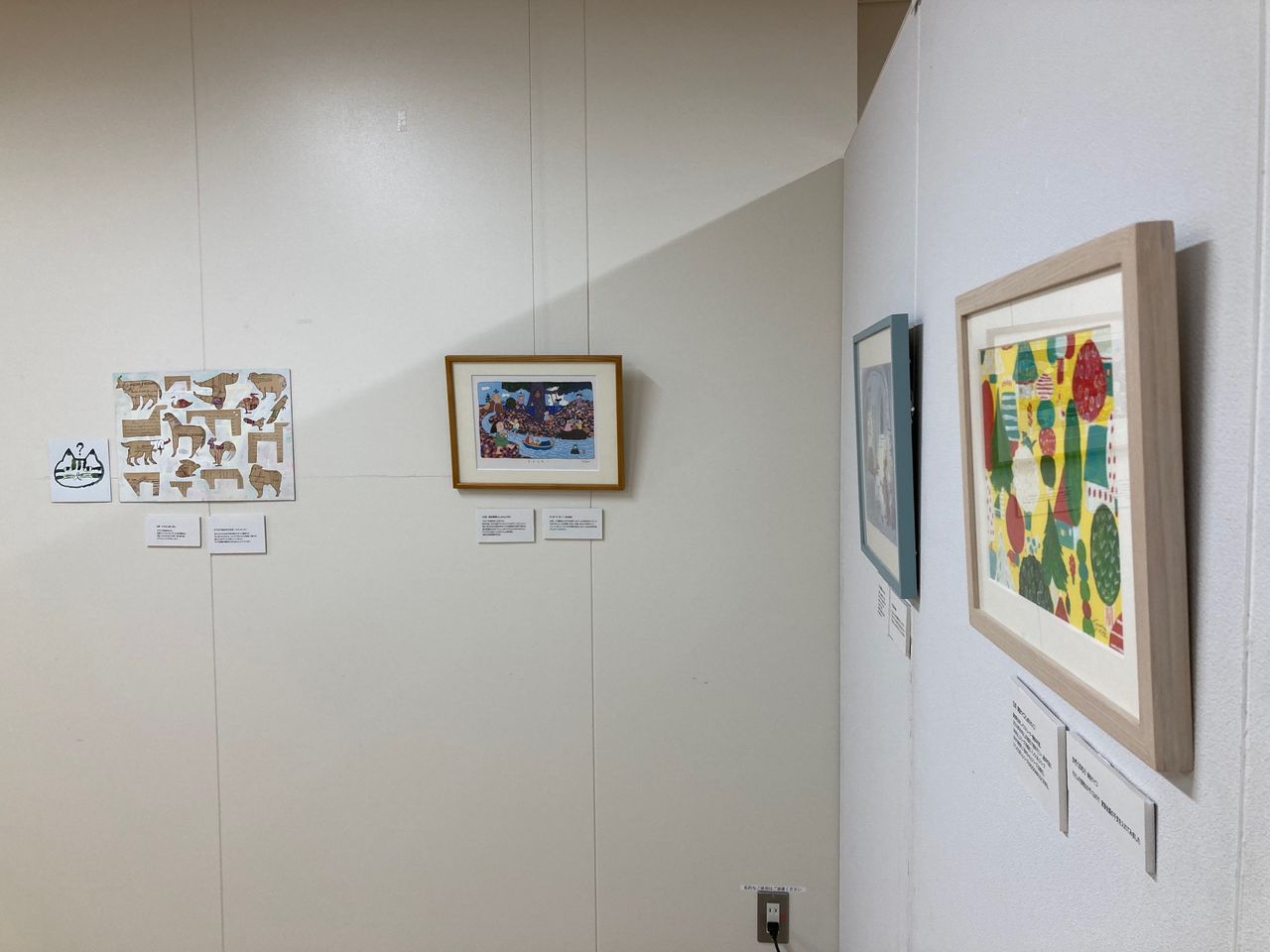写真：ギャラリーあとりえほんに原画を展示しています。