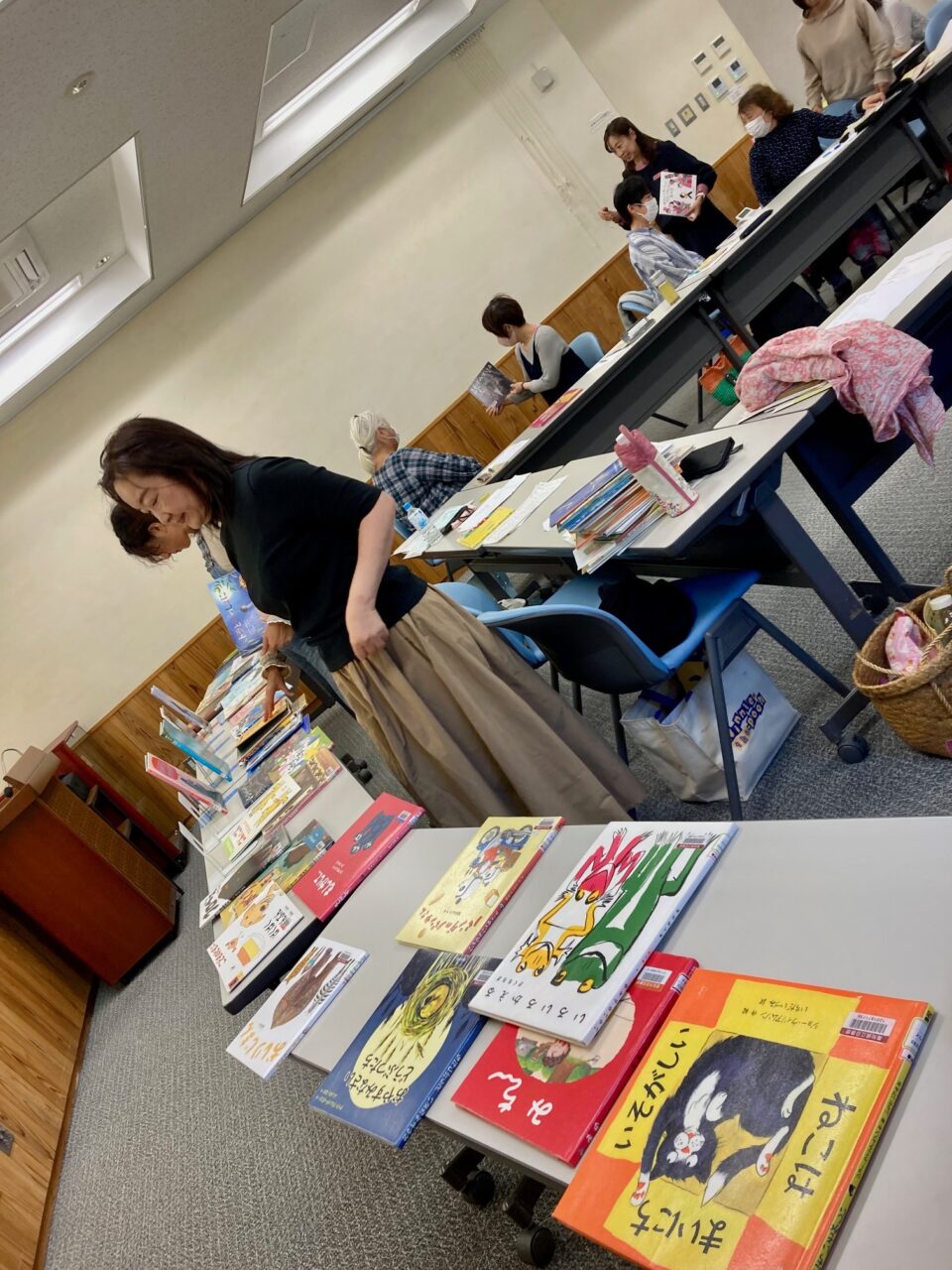 写真：読み聞かせ用の絵本を展示しています。