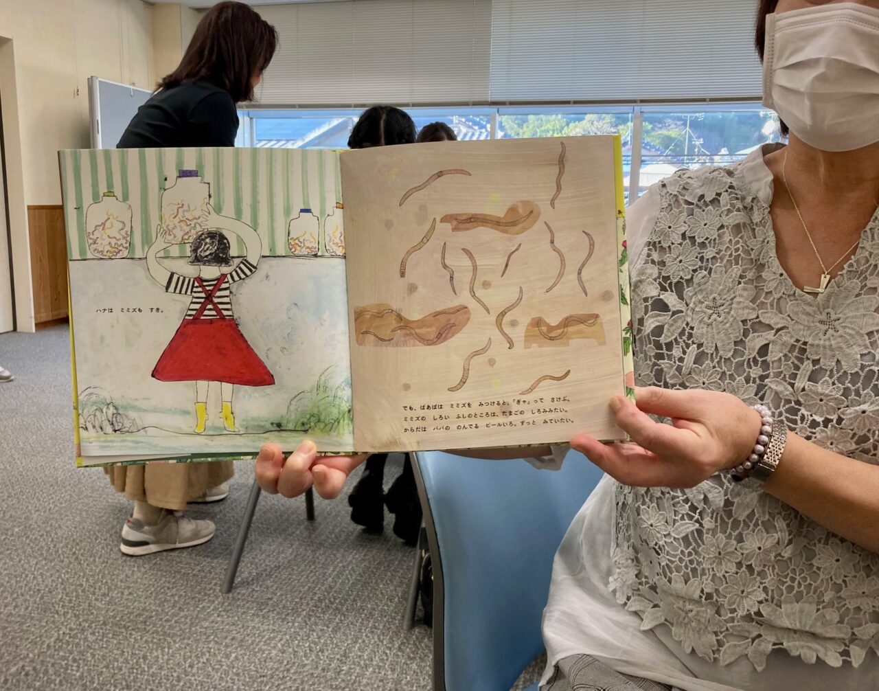 写真：参加者が絵本の読み聞かせの練習をしています。