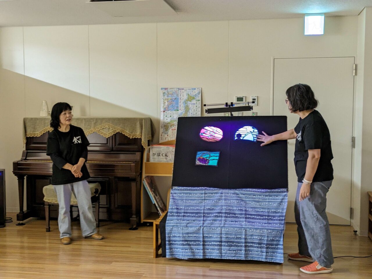 ブラックシアター　両端に二人
