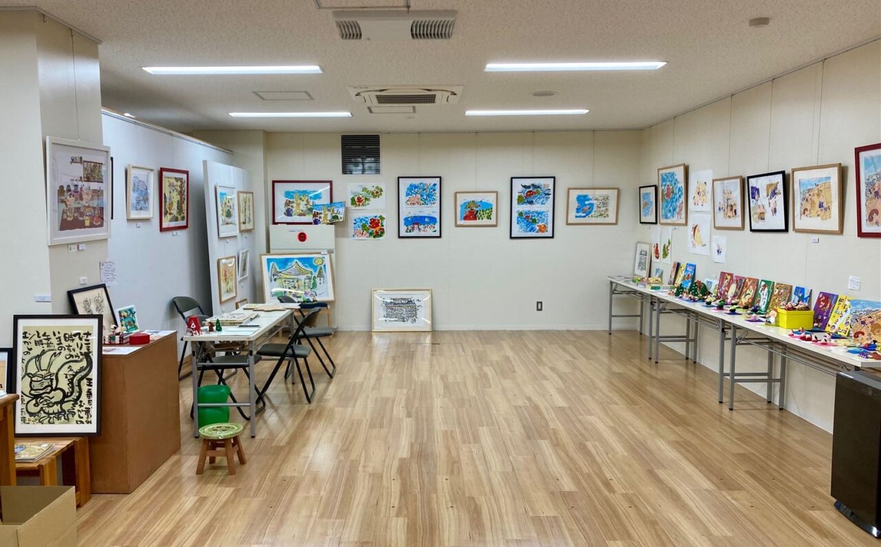 写真：三本桂子さんの原画をギャラリーあとりえほんで展示しています。