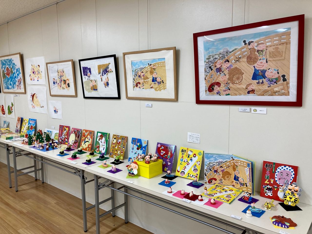写真：三本桂子さんの絵本の原画を展示しています。