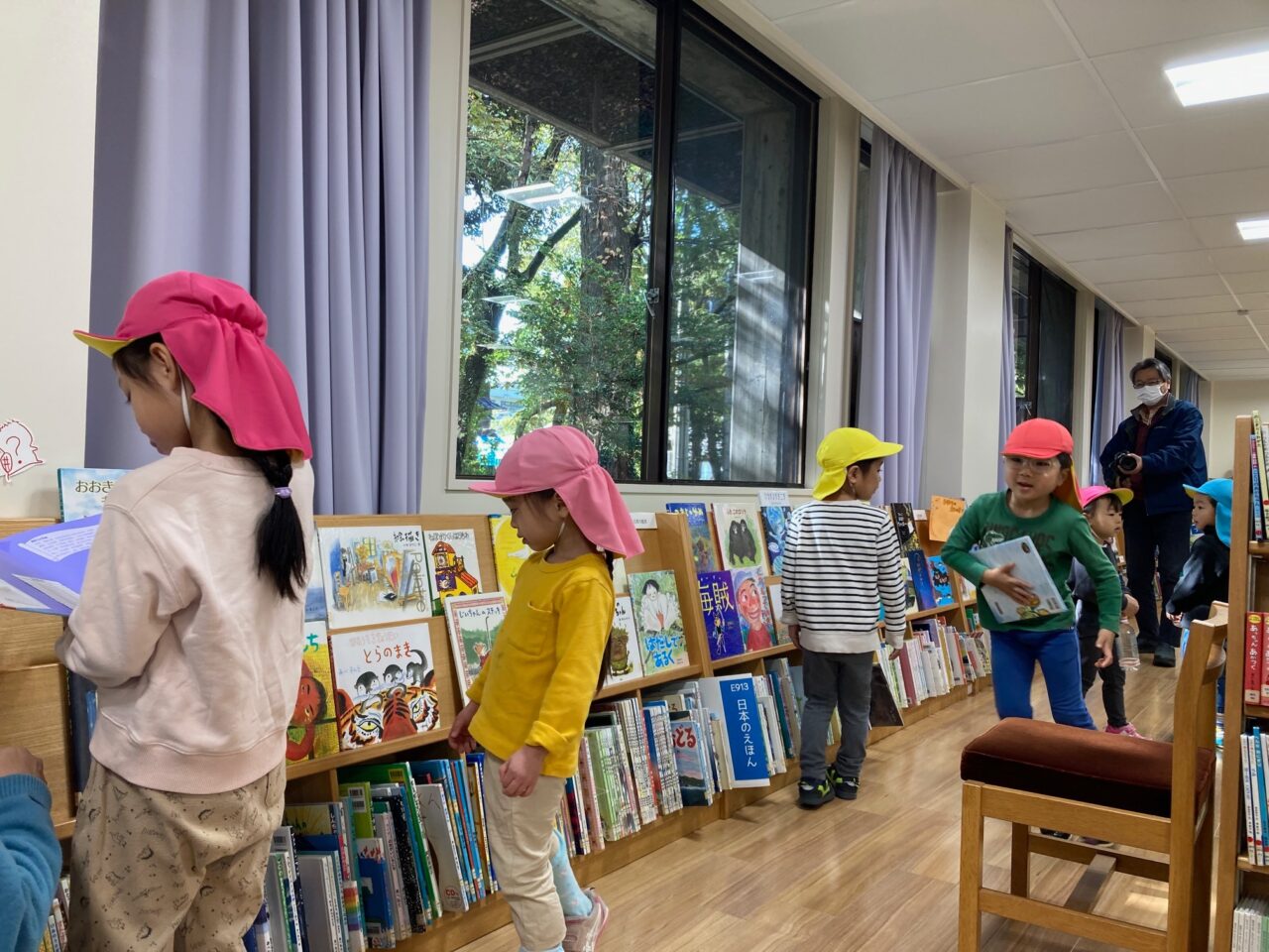 写真：園児が絵本を選んでいます。