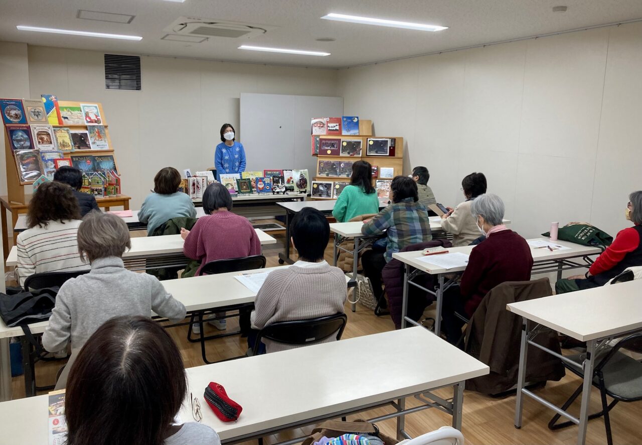 写真：奥に安田先生、手前に参加者のみなさん