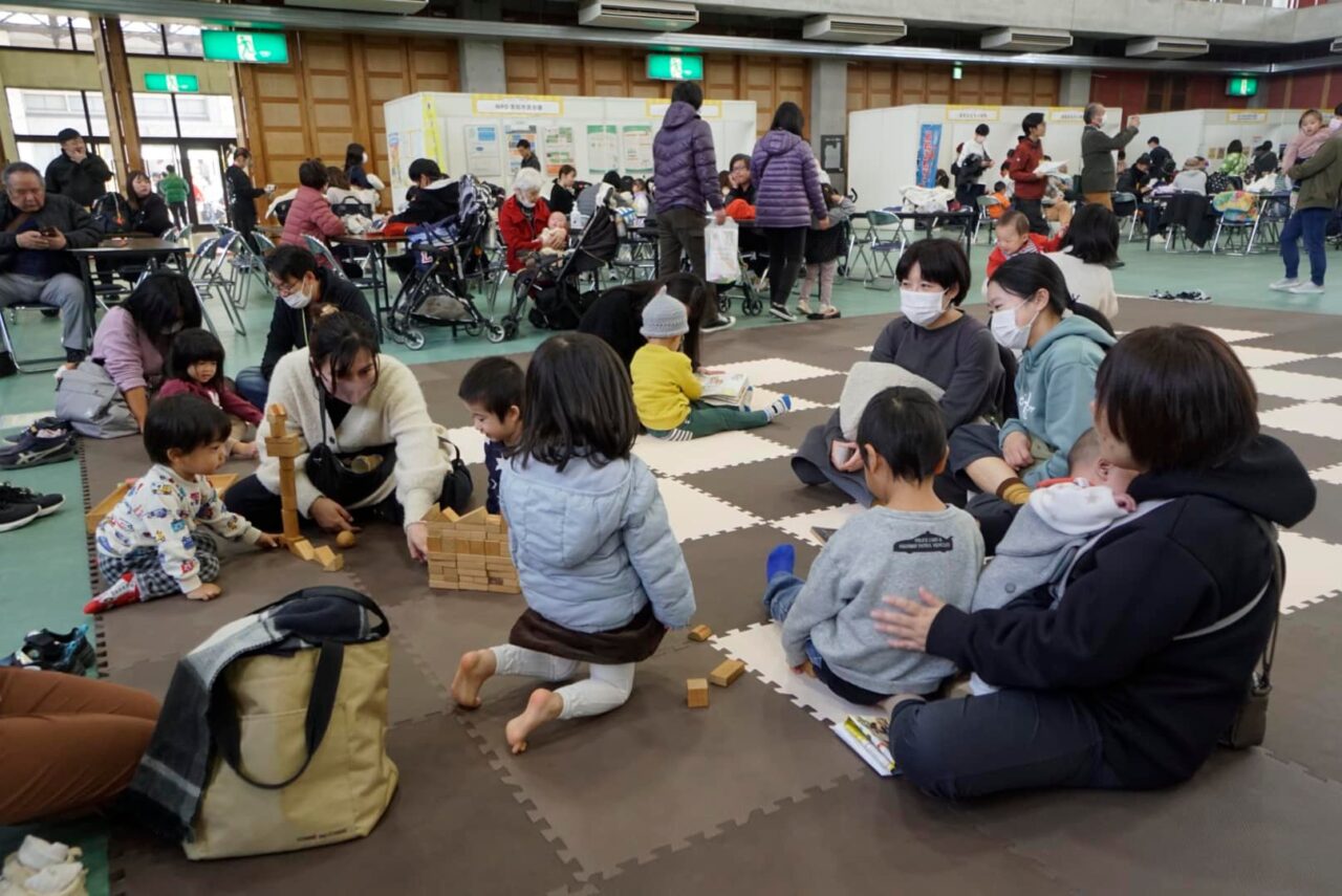 写真：会場が親子連れで賑わっている様子です。